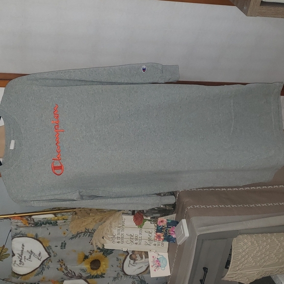 Champion dress - Picture 1 of 7